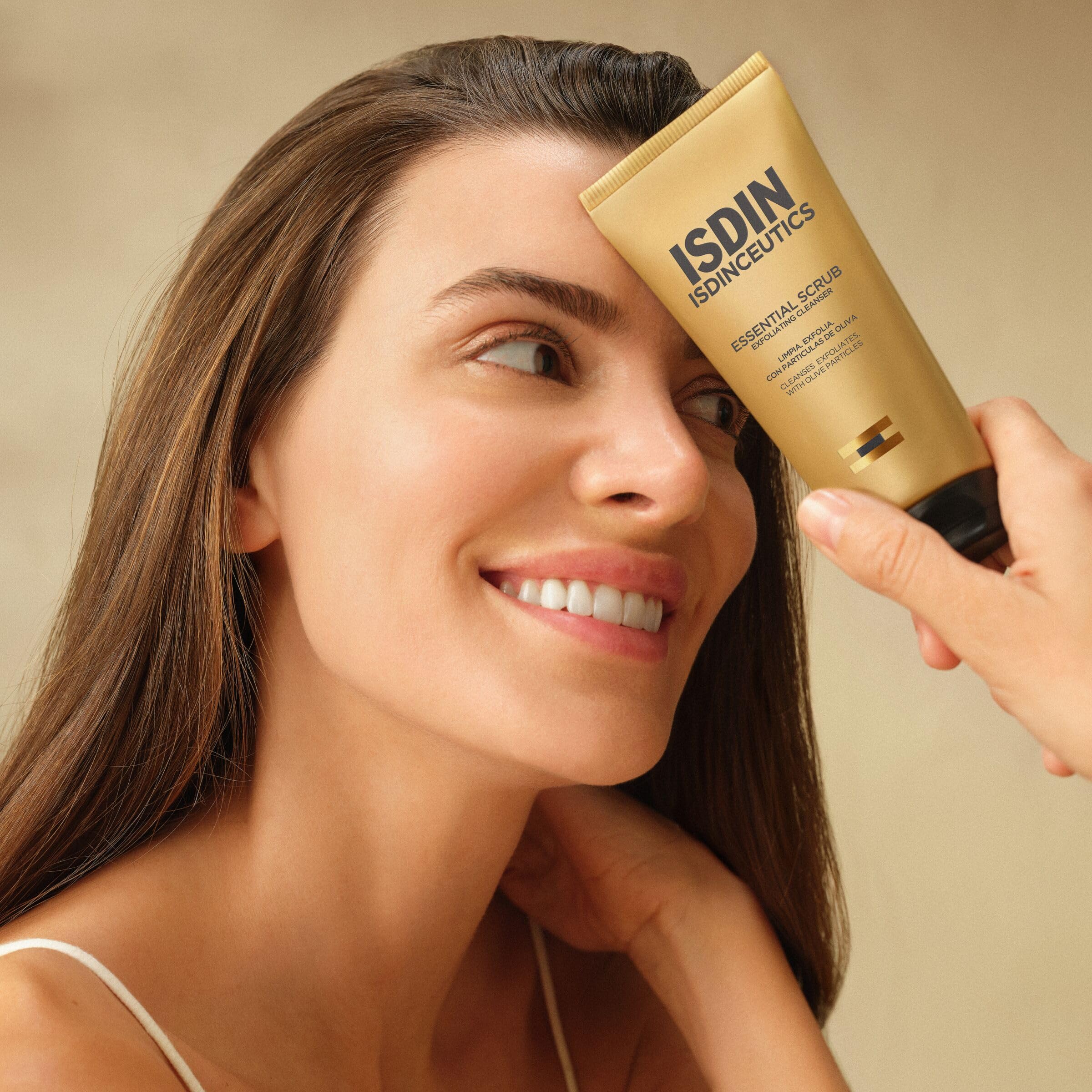 isdin-isdinceutics-essential-scrub-exfoliante-facial-en-gel-100-g-con-part-culas image 2