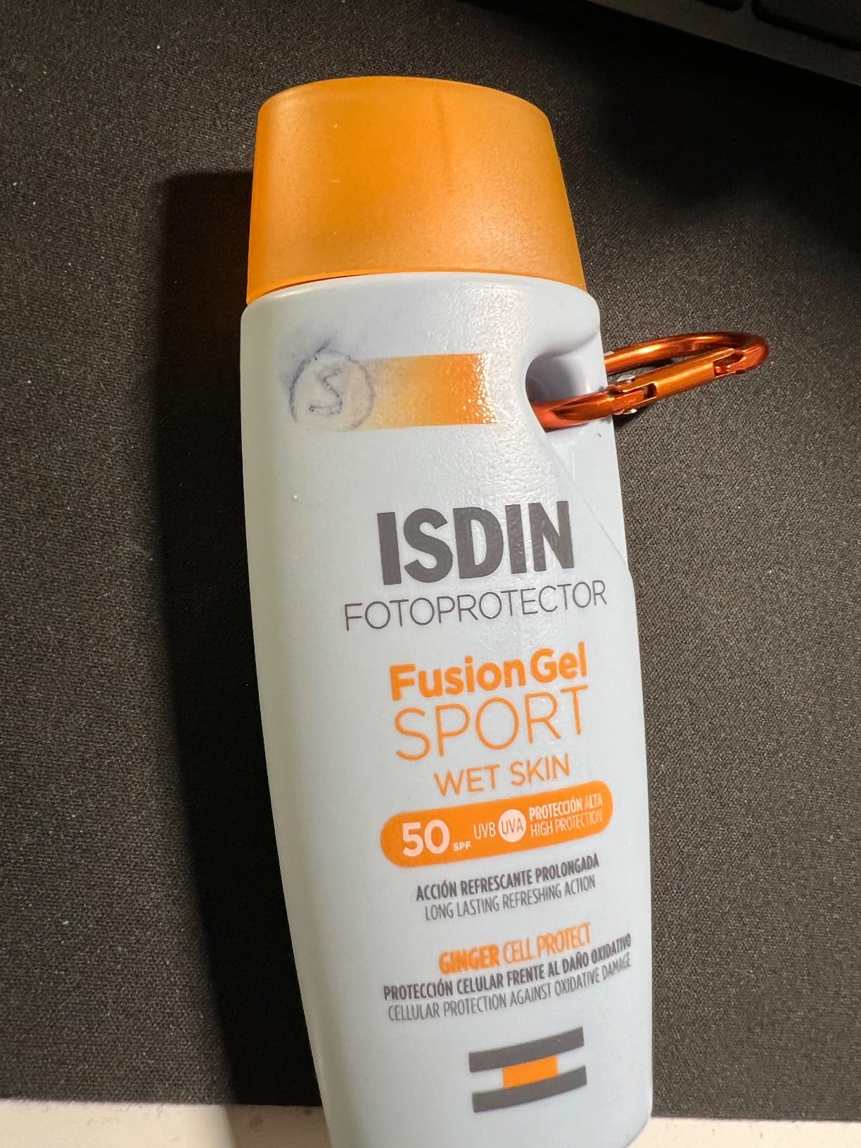 Bien, pero no es resistente al agua